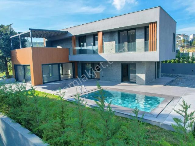 Güzelbahçe Çamlıda 780 M2 Arsa İçerisinde Müstakil Satılık Villa