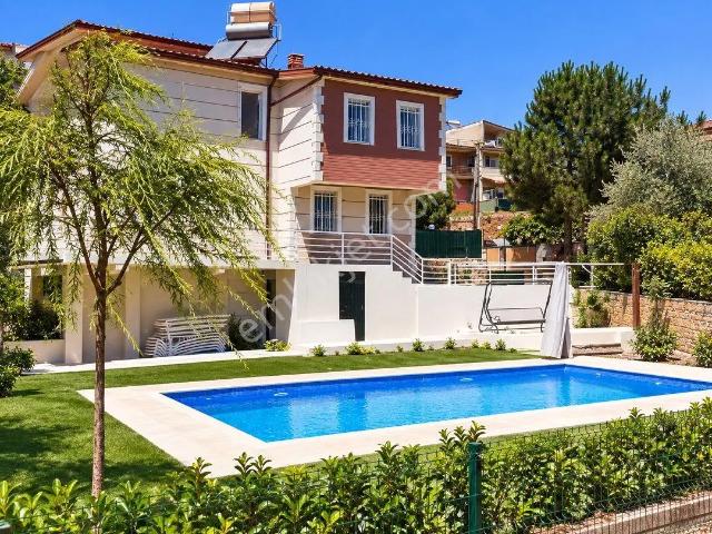 Güzelbahçe Çamlıda Özel Havuzlu 646 M² Arsa İçinde 4+1 Villa