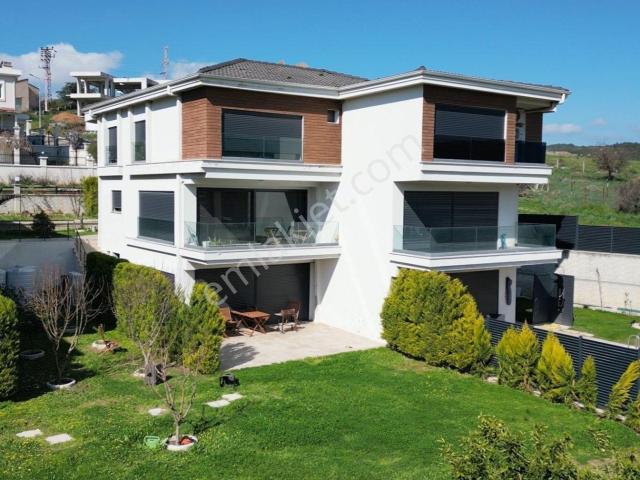 Güzelbahçe Çamlı’da Satılık Lüks Tripleks Villa