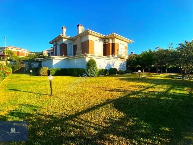 Güzelbahçe Çamlı Dört Mevsim Konakları Havuzlu 4+1 Kiralık Villa