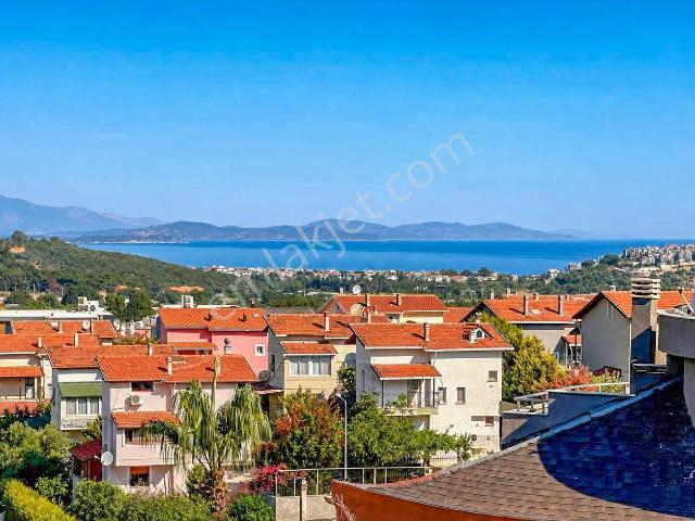 Güzelbahçe' De Ortak Havuzlu Site İçinde Büyük Müstakil Villa