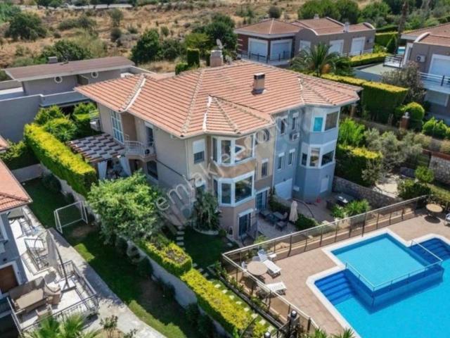 Güzelbahçe Kahramandere 5+2 Tripleks Villa Site İçerisinde