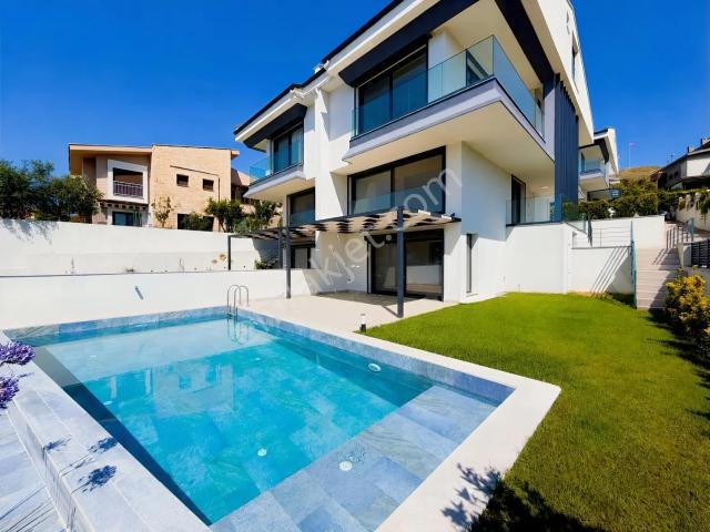Güzelbahçe Kahramandere 5+2 Tripleks Müstakil Havuzlu Villa