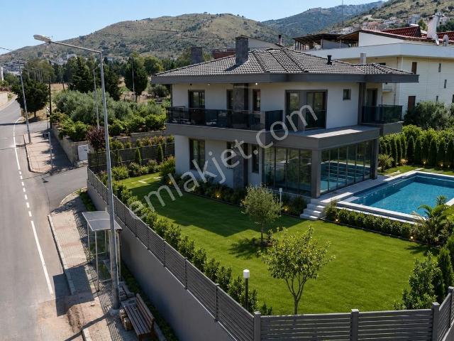 Güzelbahçe Kolejler Bölgesinde 500m² Bahçeli Havuzlu 4+1 Villa