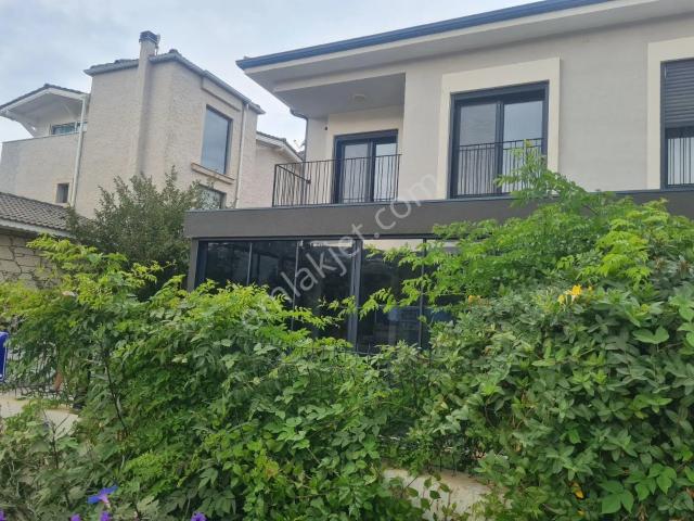 Güzelbahçe Yelki De Kolejler Bölgesınde Bahçeli Kiralık Villa