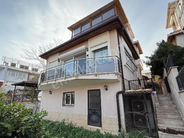 Güzelbahçe'de Deniz Manzaralı Bahçeli Geniş Villa
