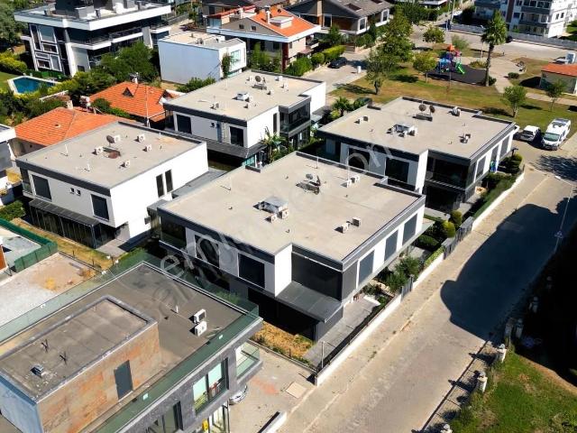 Güzelbahçede Denize 10 Metre,site İçinde Deniz Manzaralı Villa