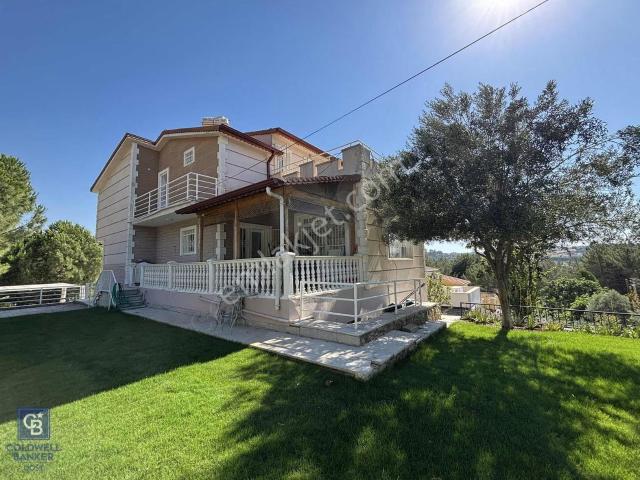 Güzelbahçe'de Müstakil Havuzlu Satılık Villa
