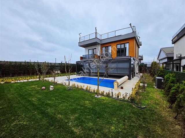 Güzelcede Özel Havuzlu Lüks Müstakil Tripleks Villa|500m² Arsa