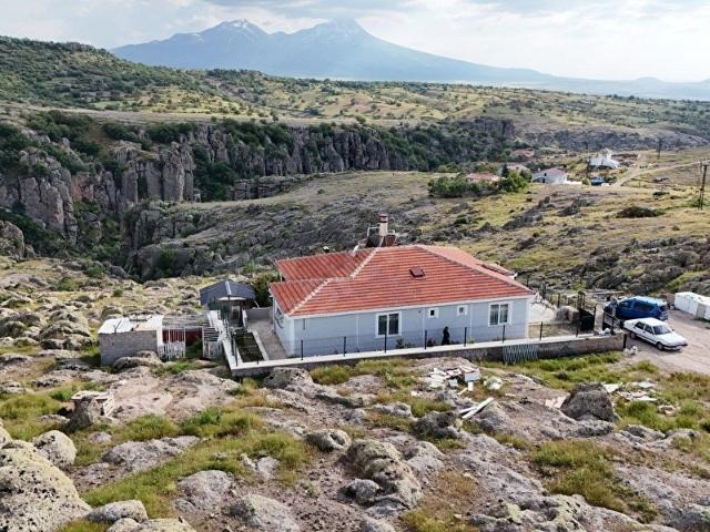 GÜZELYURTTA HASANDAĞI VE MANASTIR VADİSİ MANZARALI VİLLA