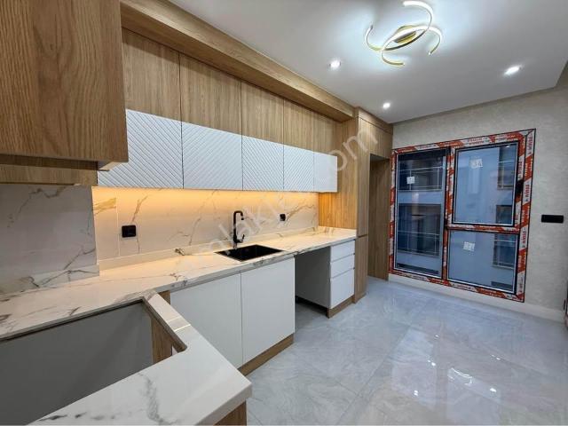 Güzelyurt Mh.metrobüse Yürüme Mesafesinde Ayrı Mutfaklı1+1 Daire