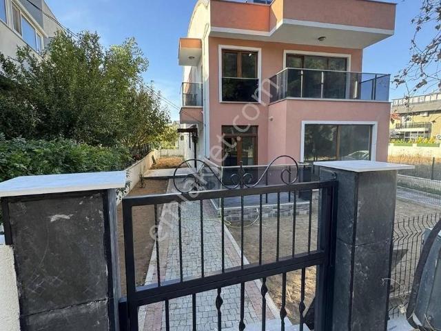 Güzelyalı'da Doğa Ve Denizle Bir Yaşam 4+1 Bahçeli Lüks Villa