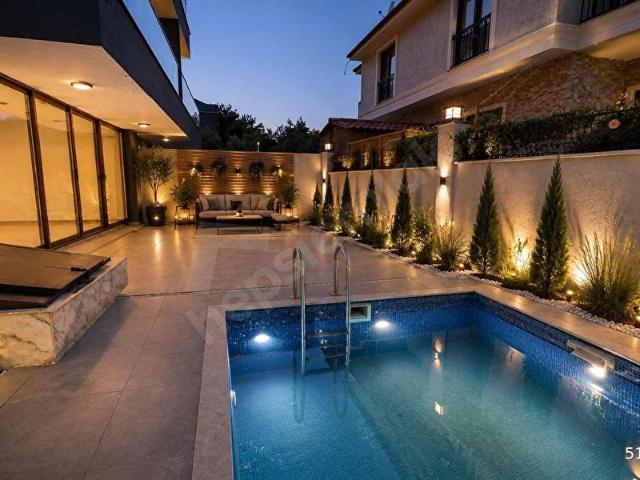 Güzelyalı da Lüx Hvuzlu Triplex 5+1 Kaçmaz Villa