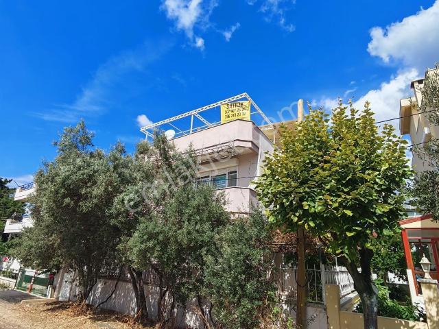 Güzelyalı Merkez'de Deniz Tarafında Müstakil Triblex Villa