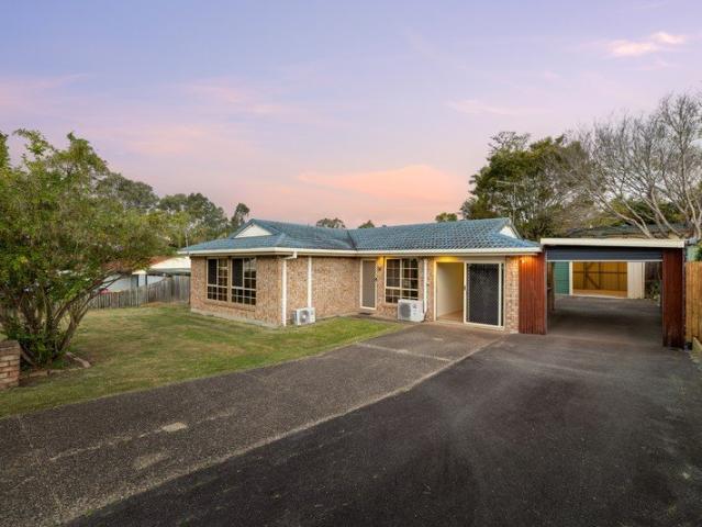 H a r r y Side Access, Big Backyard & Exceptional Convenience