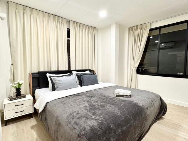 ให้เช่าบ้าน 5 ห้องนอน 3 ห้องน้ำ 4 จอด 130,000 เครื่องใช้ฟ้าครบ ใกล้รถไฟฟ้าห้วยขวาง สุทธิสาร บี โทร 064 146 6445 AGBE
