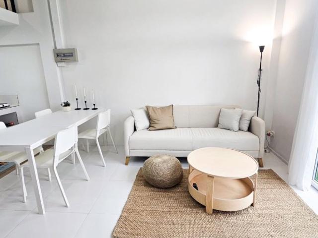 ให้เช่า! บ้านทาวน์โฮมส์ 2.5 ชั้น สไตล์ Minimal Japanese Loft ย่านคลองแห เฟอร์นิเจอร์ครบ พร้อมอยู่ 3 ห้องนอน 3 ห้องน้ำ 2 ที่จอดรถ