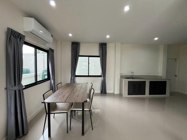 ให้เช่า บ้านเดี่ยว 2 ชั้น CPN นิน วงแหวน–ลำลูกกา คลอง 6 4 ห้องนอน 3 ห้องน้ำ 2 ที่จอดรถ พร้อมเฟอร์นิเจอร์บางส่วน และเดินทางสะดวก #รับต่างชาติ