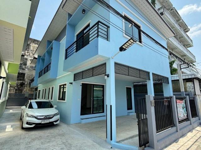 #ให้เช่าบ้านแฝดแบ่งเช่า 1 หลัง เนื้อที่หลังละ25ตรว. #จดบริษัทได้ อยู่อาศัยหรือทำออฟฟิศมี 2ห้องนอน 2ห้องนอน พื้นที่ 122ตรม เช่า 14,000