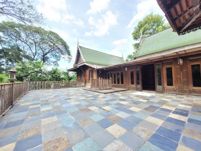 ให้ เช่า บ้านหรูเรือนไทยพร้อมที่ดินรวม 8 ไร่ ชานเมืองใกล้มีนบุรี รายล้อมไปด้วยต้นไม้นานาพรรณ สงบร่มรื่น เหมือนอยู่บ้านพักตากอากาศ