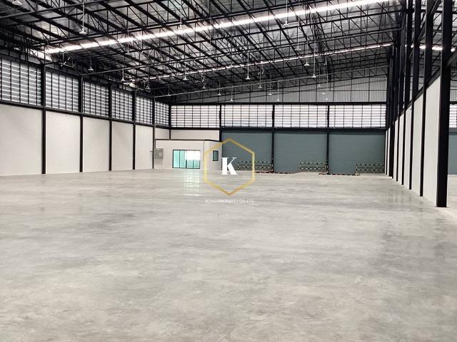 ให้เช่าโกดัง พร้อมออฟฟิศ เลียบคลองสี่วา นาดี อำเภอเมือง สมุทรสาคร พื้นที่ 1,300 ตรม