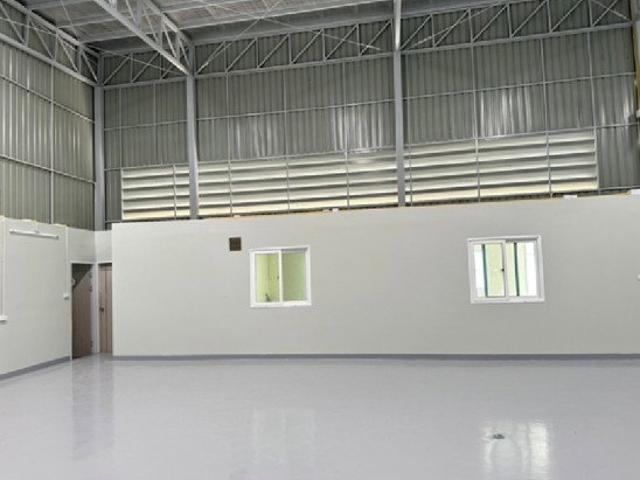 ให้เช่าโกดังพร้อมสำนักงาน พื้น epoxy / ซอยรามอินทรา / ห่าง BTS วัชรพล ประมาณ 500 เมตร /พื้นที่โกดัง 400 ตารางเมตร / รถใหญ่เข้าออกได้
