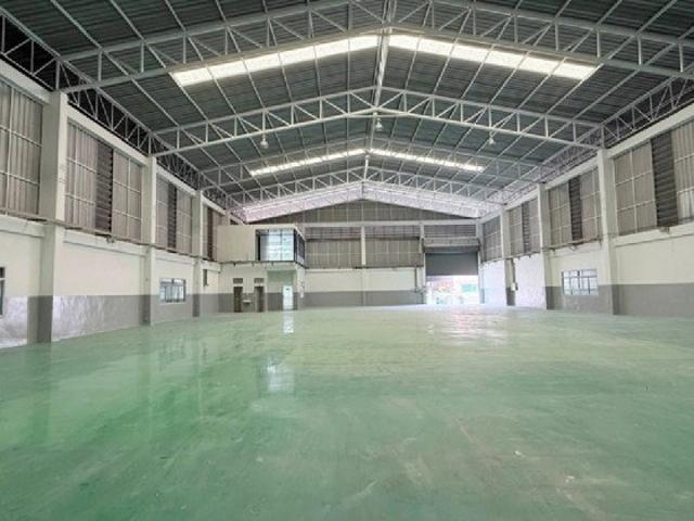 ให้เช่าโรงงาน พร้อมสำนักงาน ขนาดใหญ่ / พื้นที่ 1575 ตารางเมตร / พื้นที่สีม่วง ขอ รง 4 ได้ / ติดริมถนนแพรกษา / รถเทรลเลอร์เข้าออกสะดวก