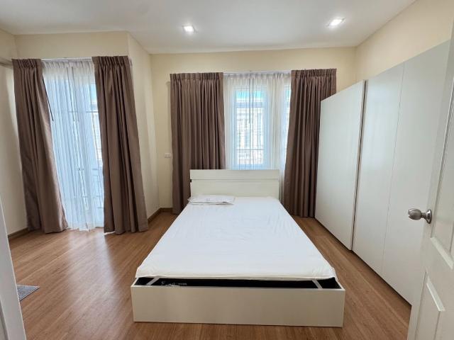 ให้เช่า Town House Golden Town Sukhumvit Bearing LineID: @Propvel มี@ ข้างหน้า