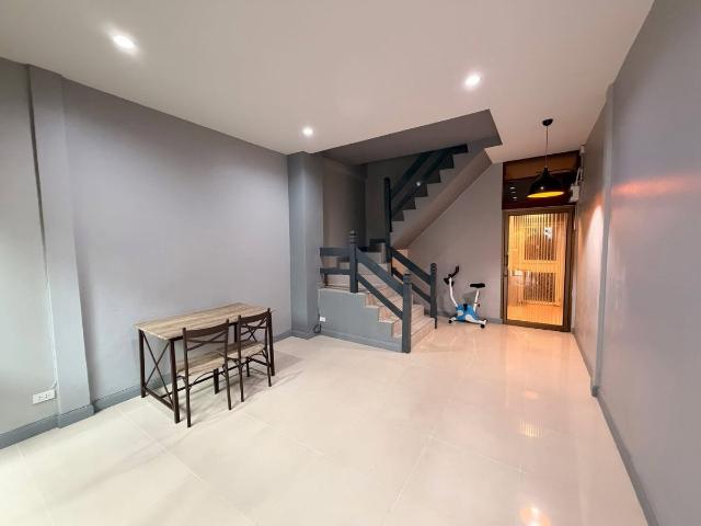 ให้เช่า Townhouse 2 ชั้น รีโนเวทใหม่ ซอยพหลโยธิน 23 จตุจักร 2 ห้องนอน 2 ห้องน้ำ บ้านเปล่า ทำเลใจกลางจตุจักร