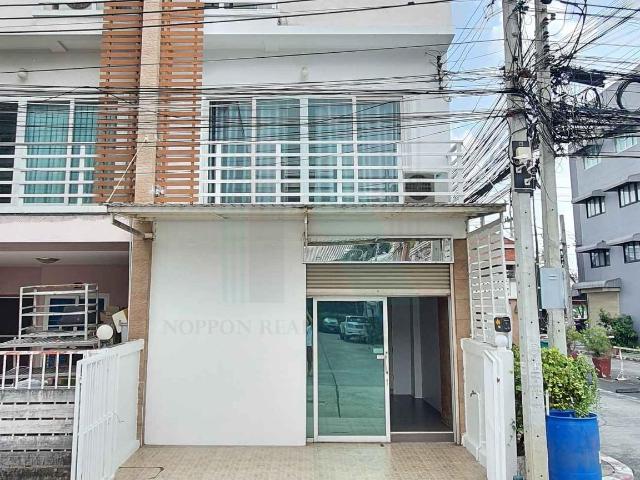 ให้เช่าทาวน์เฮาส์ 3 ชั้น โฮมอินทาวน์ พหลโยธิน 73 4 ห้องนอน 4 ห้องน้ำ