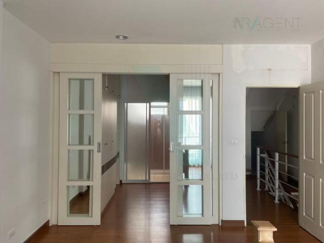 ให้เช่าทาวน์เฮาส์ 3 ชั้น บ้านกลางเมือง เอสเซ้นส์ สาทร ตากสิน 2 3 ห้องนอน 3 ห้องน้ำ
