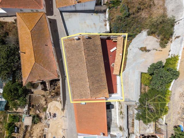 Há casas que se compram. Há outras que se herdam com o olhar. 149m² Aljezur