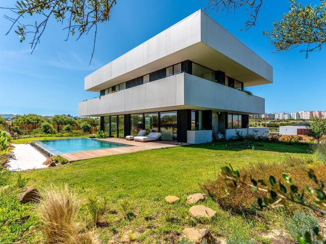 Há casas que se constroem. E há casas que se tornam uma forma de viver