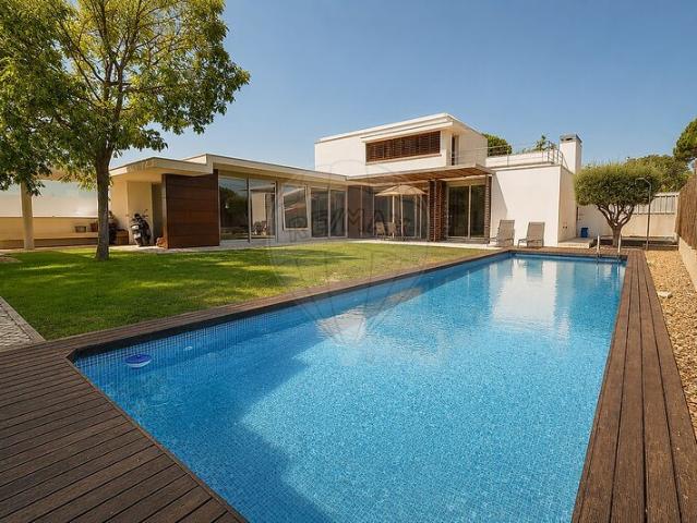 Há lugares onde gostamos de estar. E há casas onde nos imagi. 165m² Castelo Sesimbra