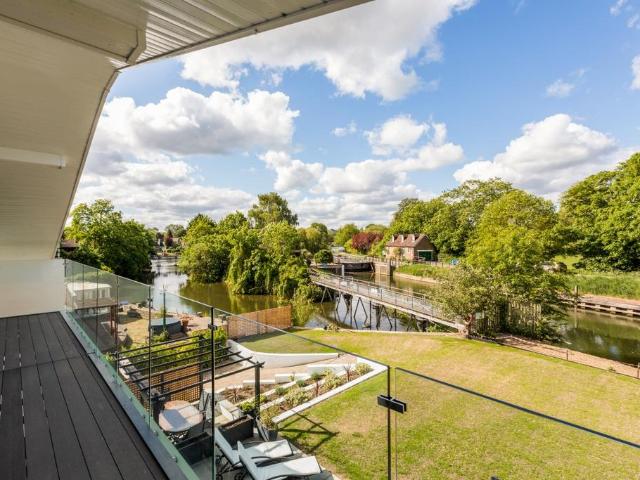 Ham Island Old Windsor SL4 4 bed detached house to rent £6,500 pcm £1,500 pw