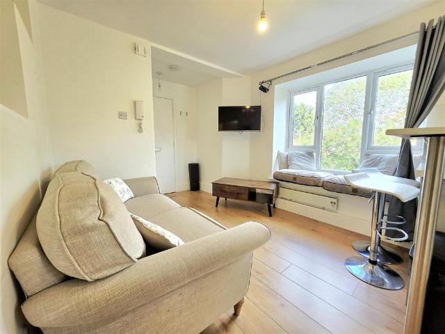 Hambledon Close, Uxbridge Studio to rent £1,275 pcm £294 pw