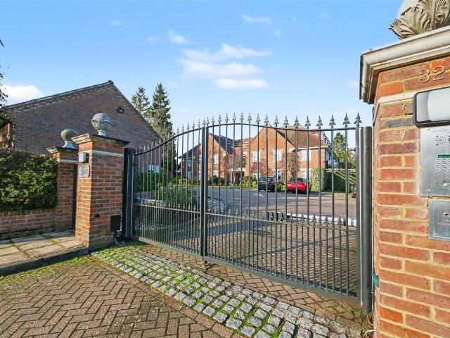 Hambleden Place, Gills Hill, Radlett WD7, 2 bed flat to rent, £2,500 pcm | PrimeLocation