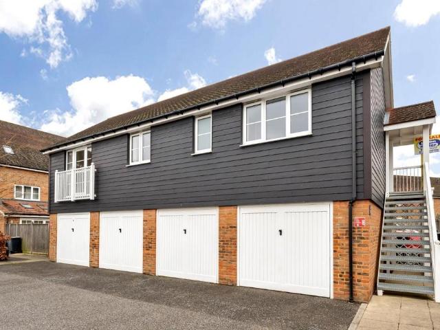 Hambrook Road, Holborough Lakes 2 bed apartment to rent £1,400 pcm £323 pw