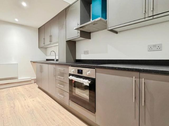 Hambridge Road, Newbury, Berkshire, RG14 2 bed flat to rent £1,600 pcm £369 pw
