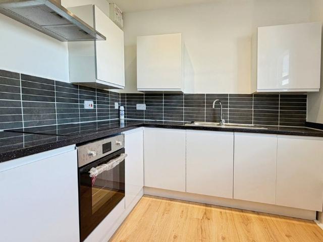 Hambridge Road, Newbury, Berkshire RG14, 2 bed flat to rent, £1,600 pcm | PrimeLocation
