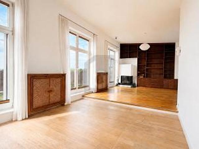 HAMBURG ZU IHREN FÜßEN