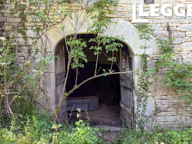 Hameau à réhabiliter avec maison, diverses granges et dépendances, prairies et bois