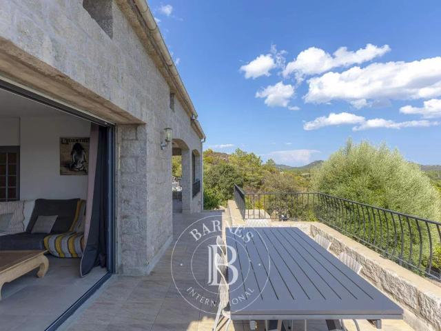 Hameau de Gialla, Villa en pierres, 7 chambres, Appartement. 263m² Lecci