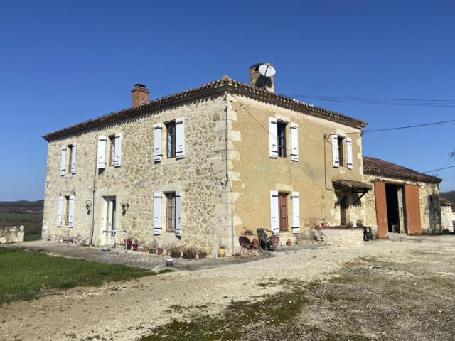 Hameau entouré de chênes truffiers et de cèdres