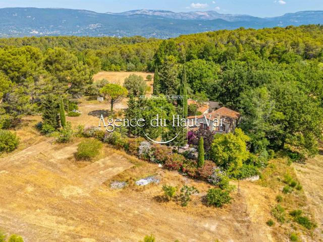 Hameau en pierres 400m2, 26 Hectares d'un seul tenant 365m² Fayence