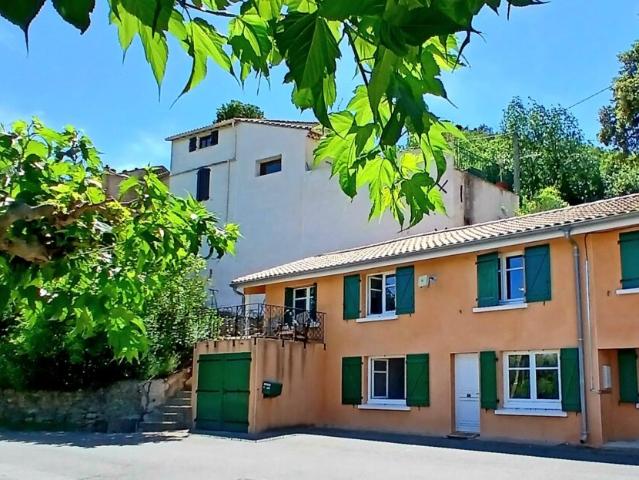 Hameau sans commerces, en plein cœur de la vallee de l'Orb. 137m² Roquebrun