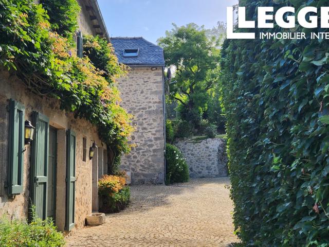 Hameau privé d’exception avec trois maisons, lac, piscine et tennis en Aveyron