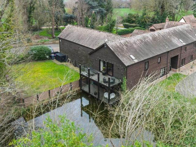 Hamels Park, Hamels Lane. 5 bed semi detached house to rent £4,500 pcm £1,038 pw
