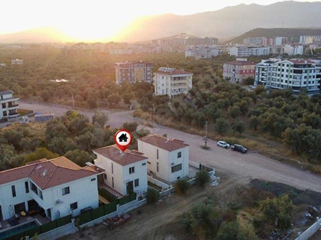 HAMİDİYEDE HAVUZLU VE OTOPARKLI SATILIK MÜSTAKİL VİLLA
