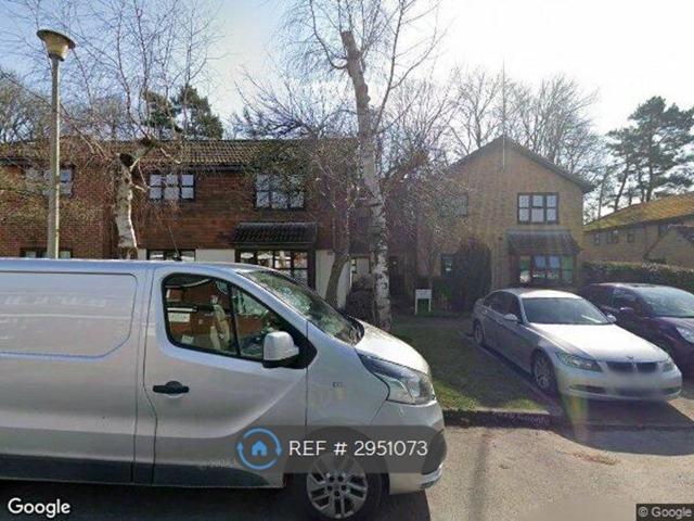Hamilton Court, Leatherhead KT23, 1 bed flat to rent, £1,250 pcm | PrimeLocation
